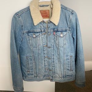 Levi’s women Jean jacket used like new!!!
